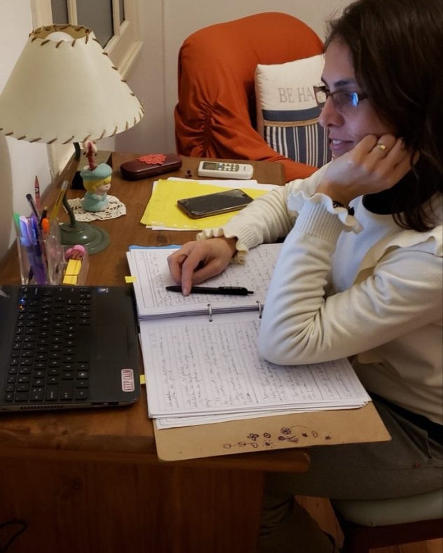 La Lic. Irene Yaya, psicóloga, trabajando en su escritorio