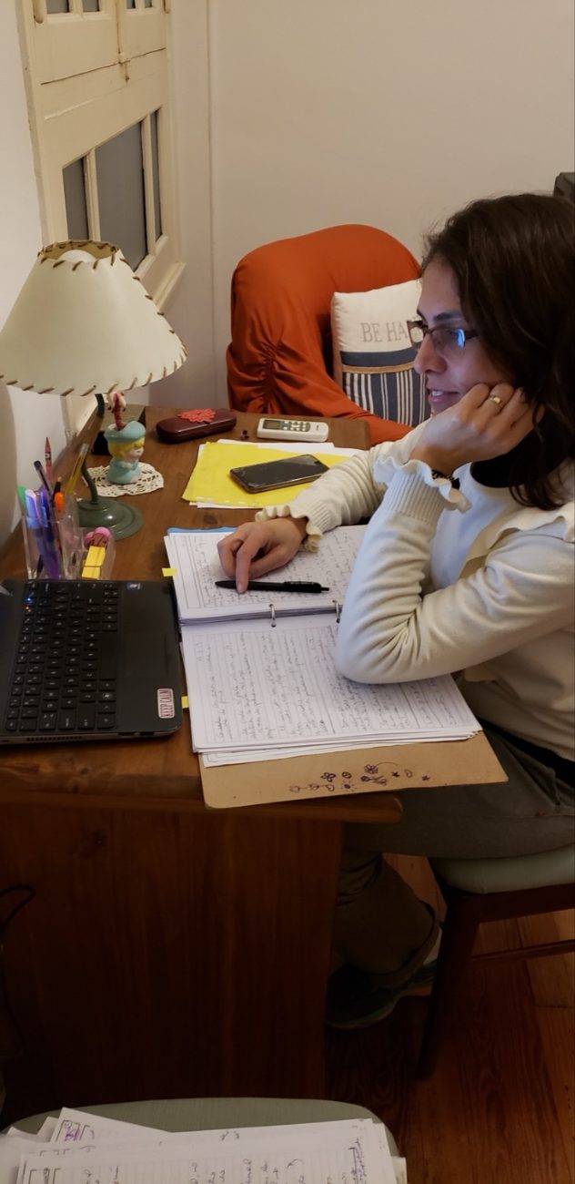 Lic. Irene Yaya escribiendo en su escritorio